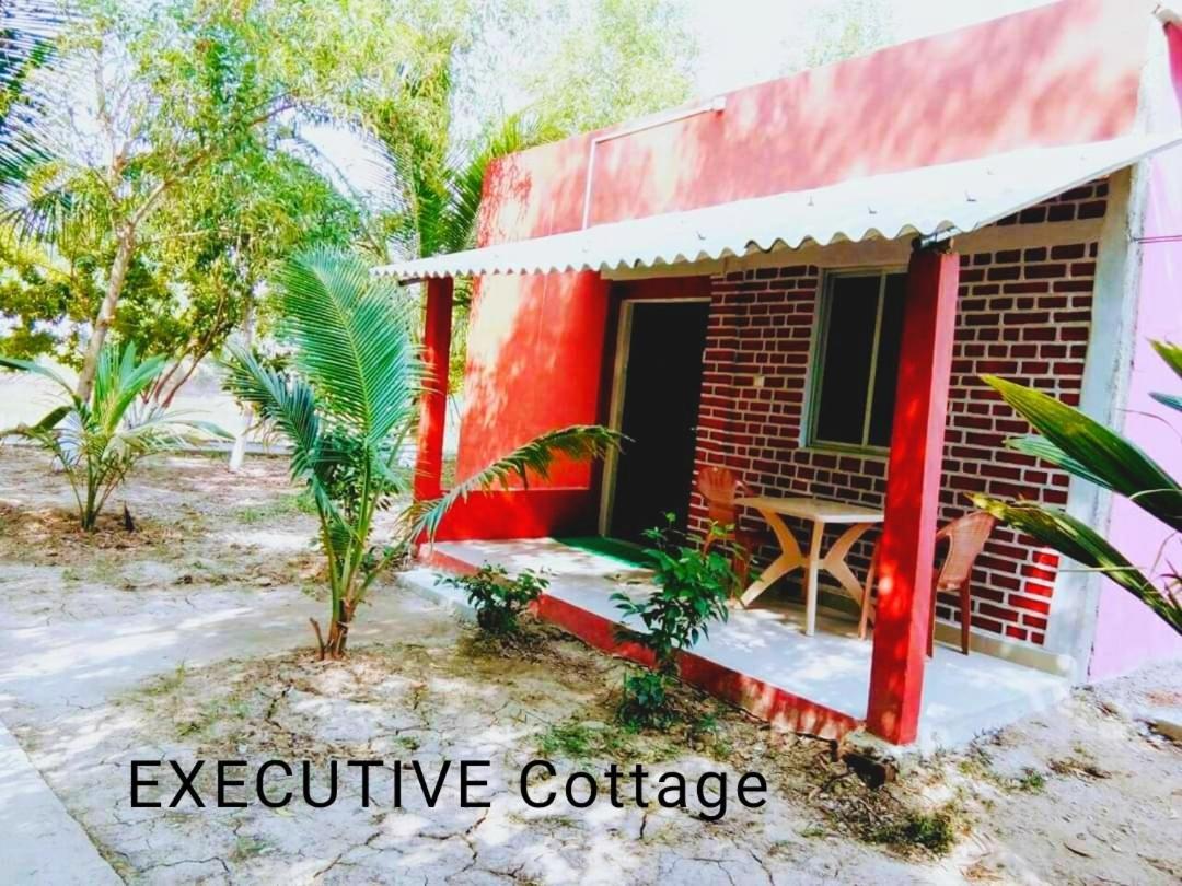 Estuarine Village Resort Sātabhāya Exteriör bild