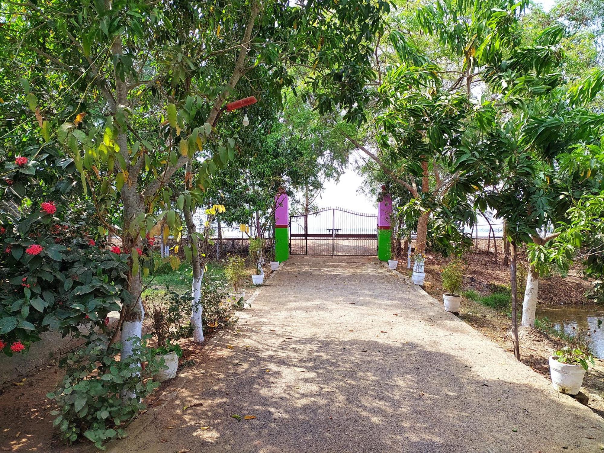 Estuarine Village Resort Sātabhāya Exteriör bild